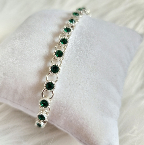 Avon Faux Emerald Rhinestone Silvertone Tennis Bracelet 7 1/2 Inches Long - Picture 2 of 4